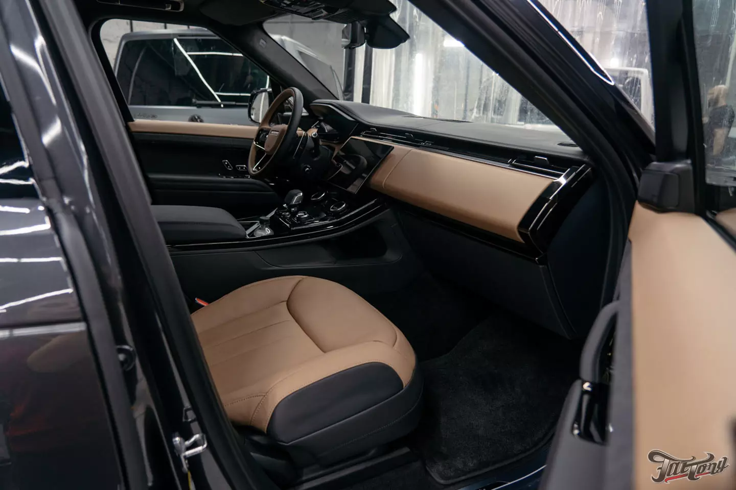 Оклеили Range Rover Sport в глянцевый полиуретан. Чистка салона и покрытие керамикой